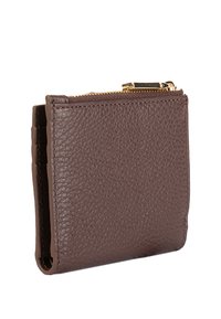 Brązowy skórzany portfel o textured powierzchni, z zamknięciem na zamek błyskawiczny i smukłym kształcie. Zawiera widoczne szwy i złote akcenty metalowe.