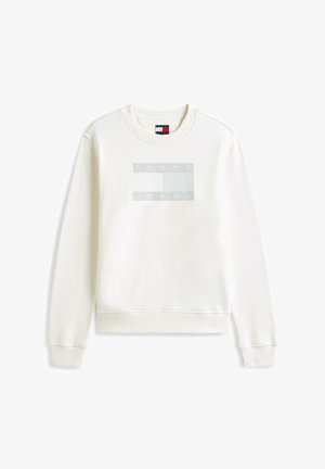 Sudadera blanca de algodón con un logotipo rectangular gris que muestra los textos "TOMMY" y "JEANS". Cuello redondo y puños acanalados. Textura suave.