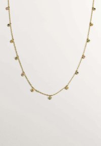 Collar de cadena de oro con acentos de vidrio redondos y coloridos espaciados uniformemente a lo largo de su longitud. Diseño delicado e intrincado con una textura suave.