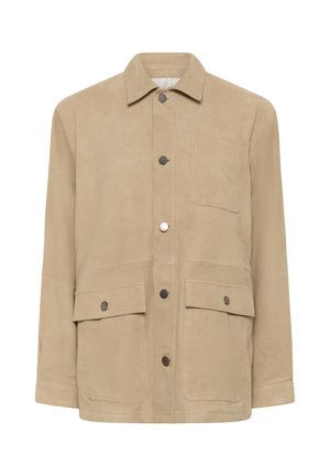 Bézs színű, gombos dzseki hegyes gallérral, három elejére varrt zsebbel, köztük egy mellzsebbel, valamint két patentos zsebbel ellátott fedeles zsebbel.