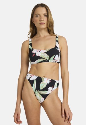 Ensemble bikini fleuri avec une base noire, présentant des motifs tropicaux blancs et verts. Le haut a un décolleté carré ; le bas est taille haute.