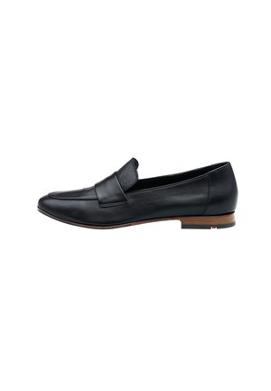 Mocassino in pelle nera con punta affusolata, una fascia decorativa sulla parte anteriore e un tacco in legno basso con un accento rosso sulla suola.