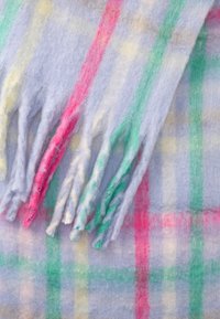 Μπέρτα από μαλλί σε παστέλ χρώματα με φρουτώδες τελείωμα, που διαθέτει ανοιχτό μπλε, πράσινες, κίτρινες και ροζ ρίγες διατεταγμένες σε καρό σχέδιο.