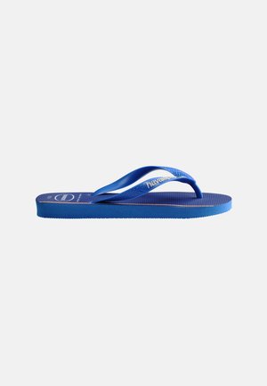Infradito di gomma blu con suola testurizzata e cinturini a forma di Y, con il nome del marchio "Havaianas" sul cinturino laterale.