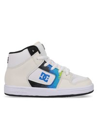 Witte high-top skate schoenen met een gestructureerde oppervlakte, voorzien van een blauwe en groene accent, zwarte panelen en witte veters. Zwarte buitenzool.