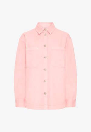 Svijetloružičasta jakna na kopčanje s kragnom, dva velika prednja džepa i dugim rukavima, prikazana na bijeloj pozadini.