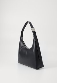 Borsa a spalla in pelle nera con una texture liscia, una silhouette curvata, una tracolla larga e hardware metallico argentato per la chiusura regolabile.