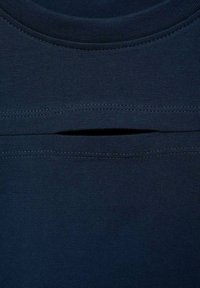 Tamno plava tkanina s horizontalnom džepnom detaljnom ispod dekoltea i urednim šavovima oko rubova.