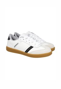 Zapatillas blancas de cuero perforado, con franjas negras y suela de goma. Cuenta con un collar acolchado y un diseño clásico de cordones.