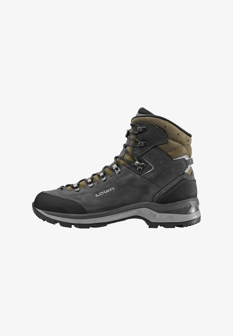 Scarpe da trekking nere e verde oliva realizzate in pelle e materiali sintetici, dotate di occhielli in metallo, suola robusta e colletto imbottito per supporto alla caviglia.