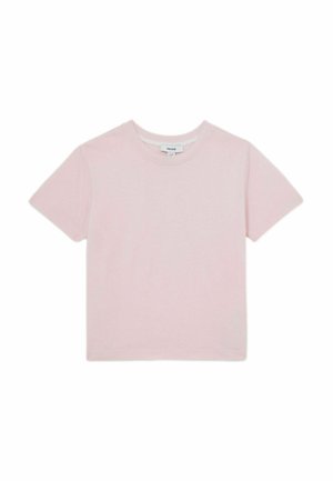 Jasnoróżowy bawełniany t-shirt z krótkimi rękawami, okrągłym dekoltem i luźnym krojem. Gładka faktura bez wzorów i dodatków.