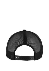 Cască de camionetă din plasă neagră, cu o curea ajustabilă din plastic solid de culoare neagră. Dispune de o coroană rotundă și un design ventilat în partea din spate.