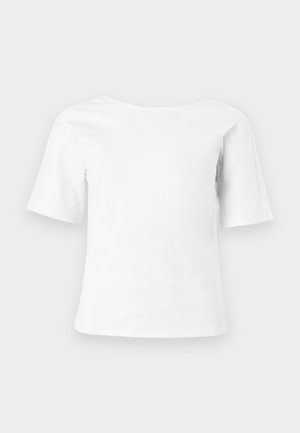 Hvit topp med korte ermer, vid rund hals og løs, firkantet passform, vist på en ensfarget lys grå bakgrunn.