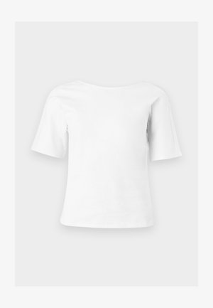 Hvit topp med korte ermer, vid rund hals og løs, firkantet passform, vist på en ensfarget lys grå bakgrunn.