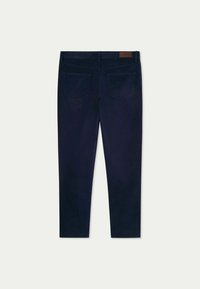 Marineblaue Hose aus Baumwollmischung mit standardmäßigem Bund, Gürtelschlaufen, zwei Gesäßtaschen und minimalen Nähdetails.