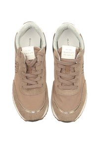 Taupe-Sportschuhe mit einem Obermaterial aus Wildleder und Stoff, runder Zehenform, flachen Schnürsenkeln und metallischen Akzenten. Logo auf der Außenseite angebracht.