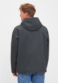 Donkergrijze waterdichte jas met een capuchon, met een gladde textuur, eenvoudig ontwerp en rechte snit. Geen zichtbare bevestigingsmiddelen of patronen.