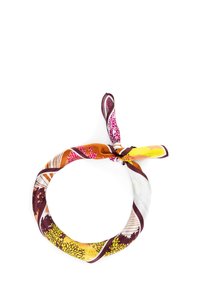 Bufanda de seda en forma circular, con una variedad de patrones coloridos, incluyendo diseños florales y geométricos, con un detalle de nudo.