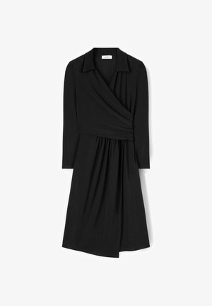 Vestido negro envolvente con cuello de solapa, mangas largas, cintura ajustada y detalles de falda fruncida. Hecho de una tela suave y lisa.