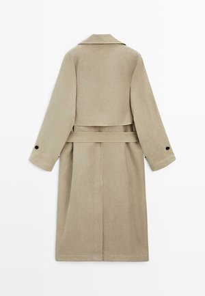 Beiger langer Trenchcoat mit weitem Reverskragen, tailliertem Gürtel, geknöpften Ärmelsäumen und einem Rückenteil mit Passe.