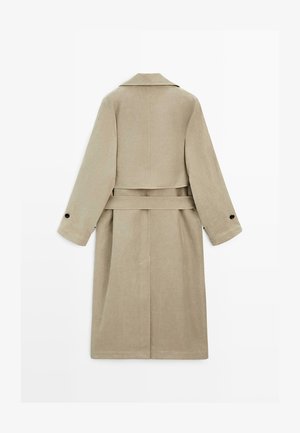 Beiger langer Trenchcoat mit weitem Reverskragen, tailliertem Gürtel, geknöpften Ärmelsäumen und einem Rückenteil mit Passe.