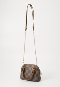Borsa a mano a quadri marroni con doppio manico superiore e tracolla a catena regolabile. Caratterizzata da una chiusura zip e accenti in pelle liscia.