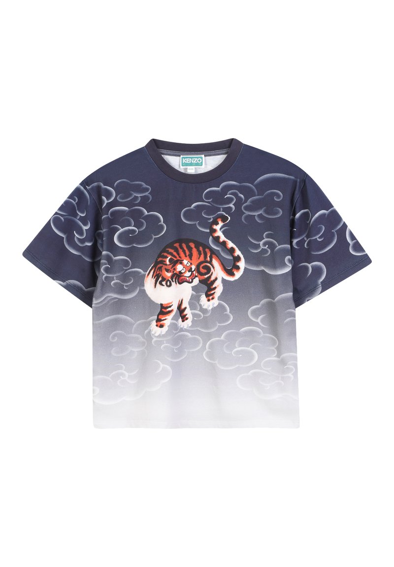 T-shirt bleu marine à manches courtes avec un design dégradé allant du foncé au clair, comportant un tigre audacieux et à motifs rouge et orange au milieu de nuages gris.