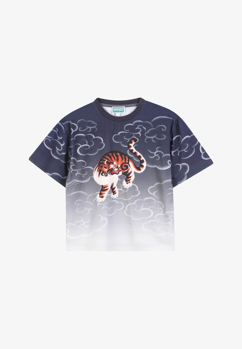 T-shirt bleu marine à manches courtes avec un design dégradé allant du foncé au clair, comportant un tigre audacieux et à motifs rouge et orange au milieu de nuages gris.