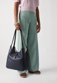 kate spade new york - DECO PEBBLED LARGE SHOULDER BAG - Sac à main - parisian navy Image miniature 1