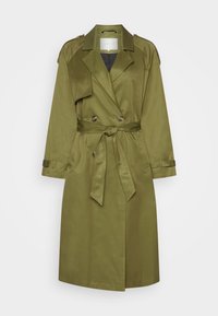 Olijfgroene trenchcoat met een ceintuur in de taille, dubbele knopen, schouderepauletten en een gladde, glanzende textuur.