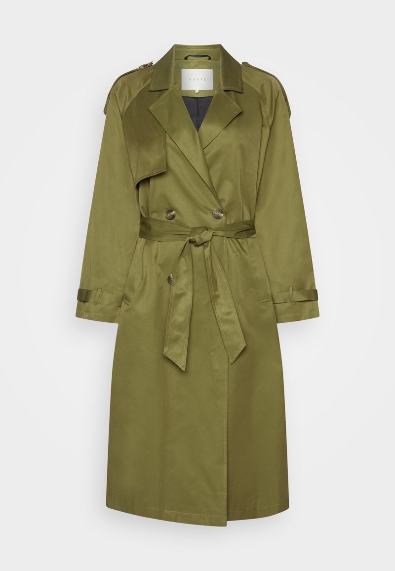 Olijfgroene trenchcoat met een ceintuur in de taille, dubbele knopen, schouderepauletten en een gladde, glanzende textuur.