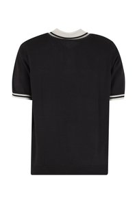 Chemise noire à manches courtes avec col et poignets rayés blancs et noirs, vue de dos sur fond blanc.