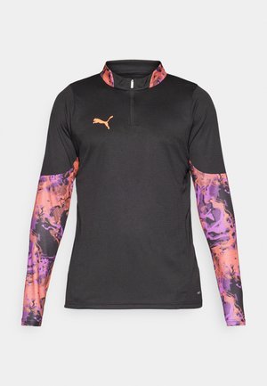 Schwarzes sportliches Langarmshirt mit Halbzip-Kragen. Lila und orangefarbenes abstraktes Muster auf den Ärmeln. Verfügt über ein kleines oranges Logo auf der Brust.