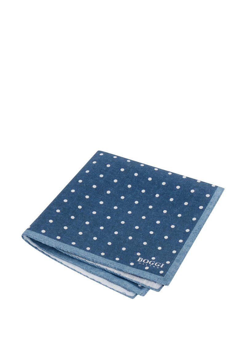 Carré de poche en coton bleu avec des pois blancs, présentant un bord replié et un logo dans le coin. Texture douce, épaisseur moyenne.