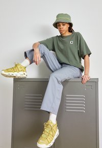Nike Sportswear AIR MORE UPTEMPO - Visoke tenisice - buff gold/bronzine sail