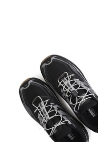 Baskets de course noires avec une tige en mesh texturé, des accents gris et un système de laçage unique. Les semelles extérieures présentent une bande de roulement en caoutchouc durable pour une meilleure adhérence.