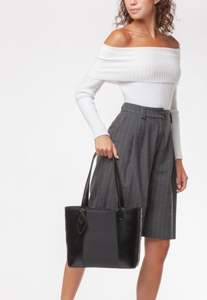 Borsa tote nera con finitura testurizzata, dotata di due manici lunghi, forma rettangolare e un accento decorativo sulla parte anteriore.