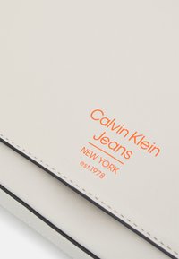 Calvin Klein Jeans SCULPTED FLAP - Sac bandoulière - eggshell