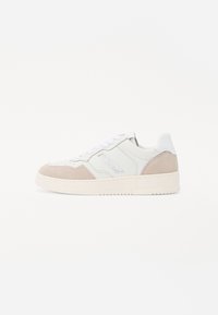 Sneaker bianche e beige con pannelli in pelle e camoscio, caratterizzate da una punta tonda, chiusura con lacci e una suola in gomma testurizzata.