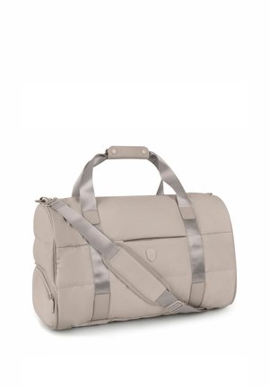 Hellbeige gepolsterte Reisetasche mit zwei Griffen, verstellbarem Schultergurt, Vordertasche und abgerundeten Enden auf weißem Hintergrund.