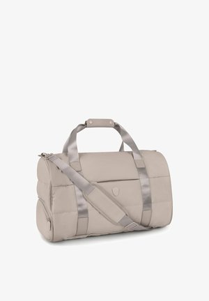 Hellbeige gepolsterte Reisetasche mit zwei Griffen, verstellbarem Schultergurt, Vordertasche und abgerundeten Enden auf weißem Hintergrund.