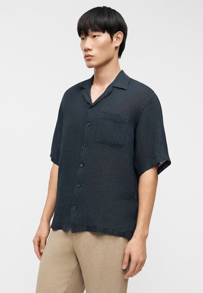 Σκούρο ναυτικό μπλε κοντομάνικο πουκάμισο με κουμπιά, φτιαγμένο από ελαφρύ, υφασμάτινο ύφασμα με υφή, με τσέπη στο στήθος και άνετη εφαρμογή.