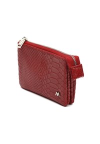 Väike punane tekstureeritud nahkpüsik, millel on hõbedane lukku ja väike metallist "M" logo esinurgas valgel taustal.