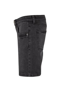 Grå denimshorts med rett snitt, frontlommer og detaljer på baklommene. Har glidelås foran og metallknapp lukking.