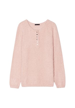 Pull en laine léger et duveteux, de couleur rose pâle, avec de longues manches, un col rond et une patte de boutonnage avec quatre boutons argentés sur le devant.