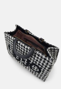 Torba z wełny w kratę psy, z czarnym skórzanym uchwytem, złotym zamkiem błyskawicznym i bordowym wnętrzem z jedną kieszenią. Płaski, prostokątny kształt.