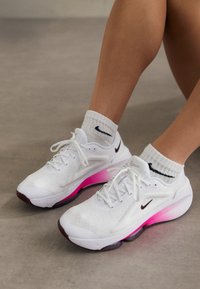 VERSAIR - Sportovní boty - white/dark team red/fierce pink/metallic silver/photon dust