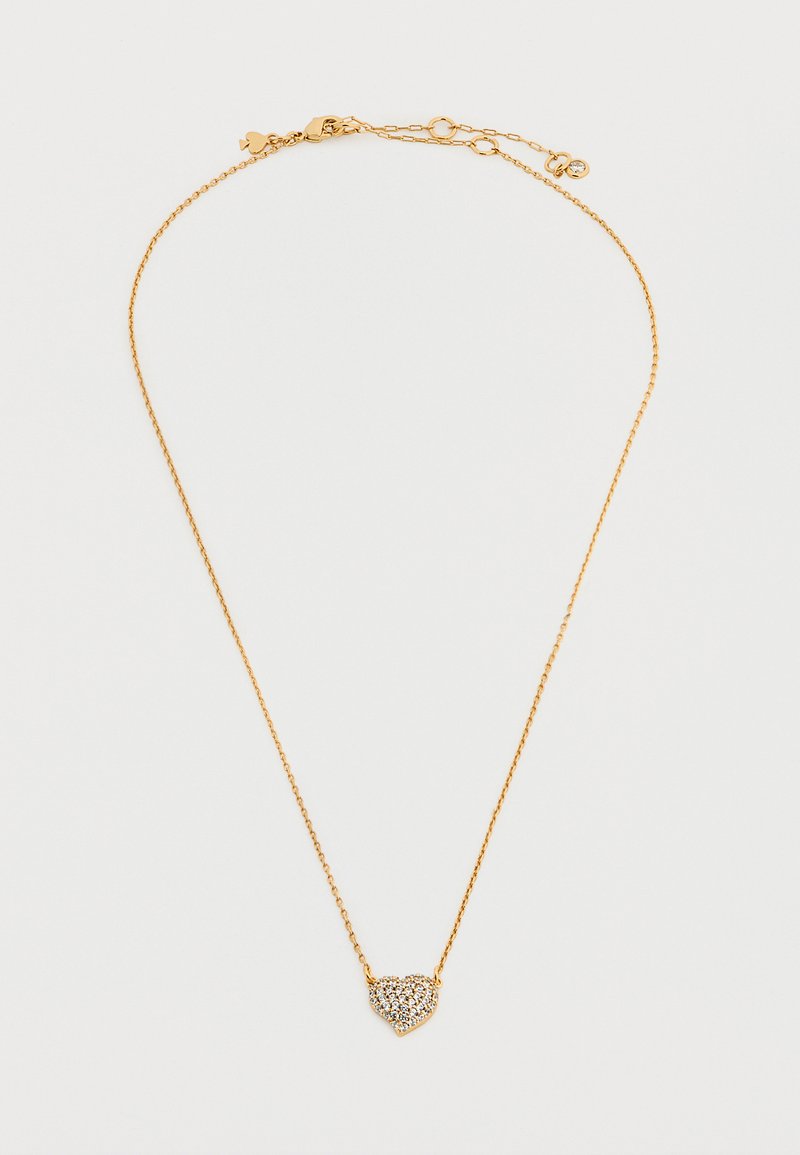 Lănțișor auriu cu pandantiv în formă de inimă, decorat cu pietre transparente, prevăzut cu o închizătoare delicată și lungime reglabilă.