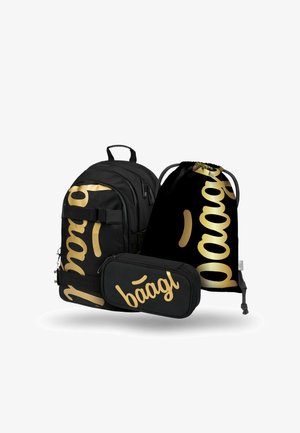 Zaino nero, borsa a corda e astuccio con testo dorato. Tessuto resistente, design funzionale, con spallacci regolabili e cerniere.