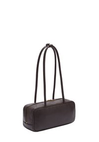 Braune Lederhandtasche mit rechteckiger Form, doppelten Obergriffen und einem goldenen Reißverschluss. Glatte Textur ohne sichtbare Muster.